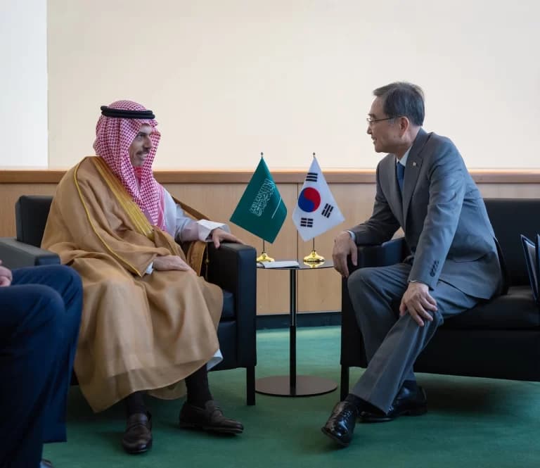 FM reviews regional issues with South Korea