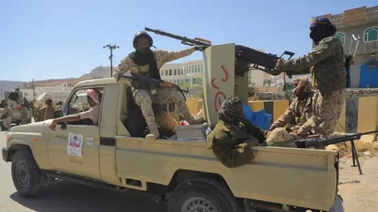 Yemeni army advances and destroys boats