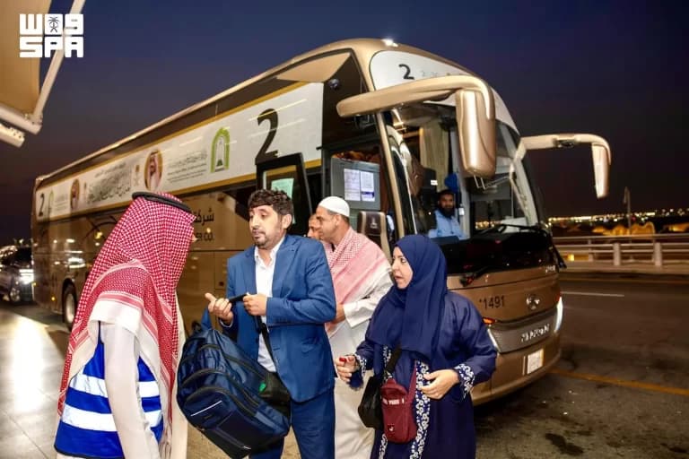 Custodian's guests depart Mecca after Umrah
