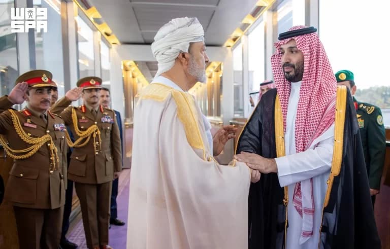 سلطان عُمان يغادر جدة ولي العهد يودعه