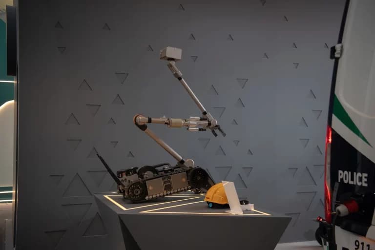 Public Security Presents "Back Bot" for Suspicious Object Handling
