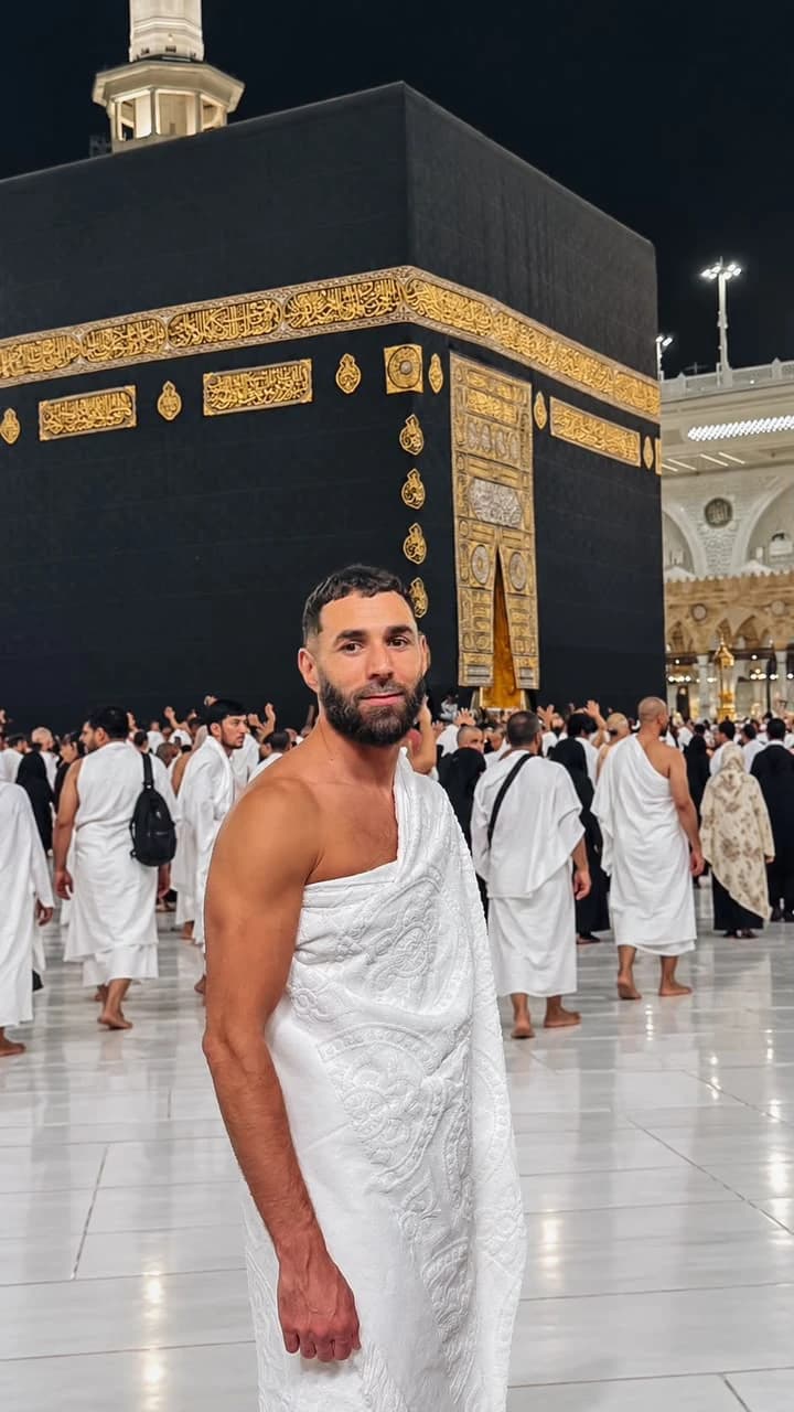 بنزيما يؤدي العمرة