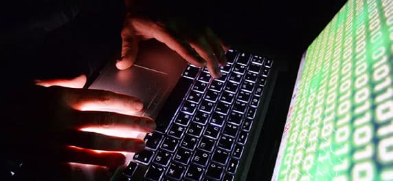 استشاري يربط فأرة الكمبيوتر بضمور الكف