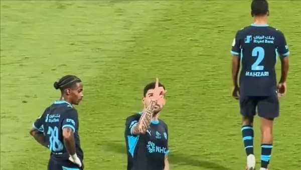 التعاون يستنكر هتافات نيفيز في مباراة الهلال