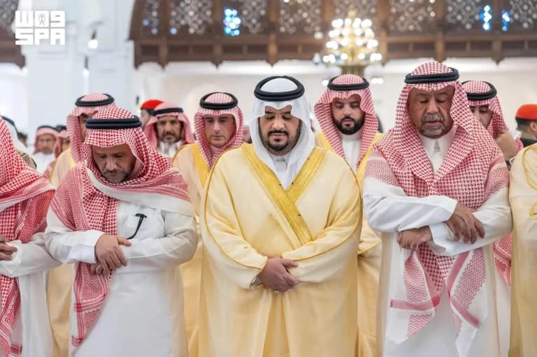 نائب أمير الرياض يصلي على الأمير عبدالله