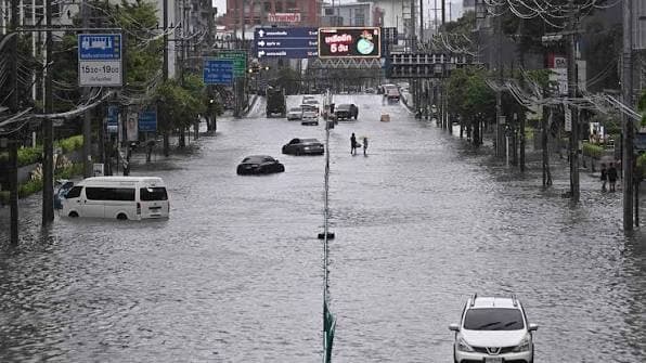 Bangkok floods under control amid drainage warning
