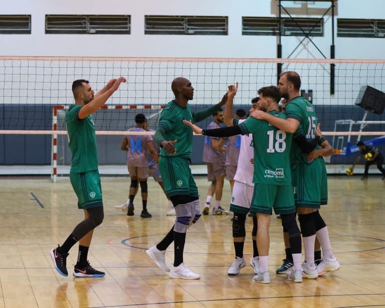 الأهلي يتصدر الطائرة