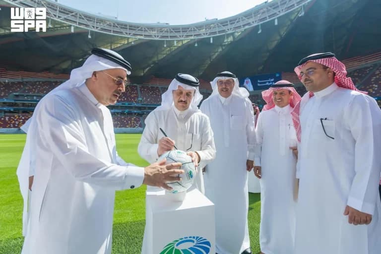 Prince of Eastern Province reviews Aramco Stadium progress