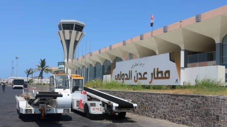 الحوثيون يهاجمون مطاري عدن والريان
