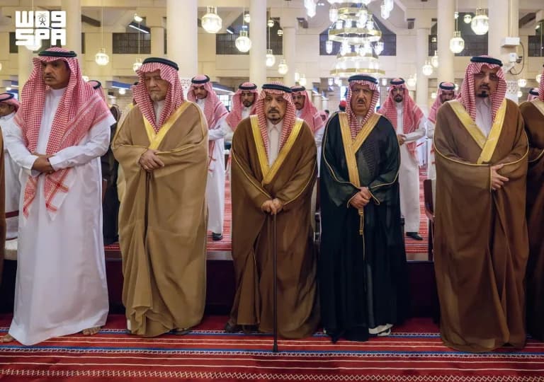 أمير الرياض ونائبه يصلّيان على الأميرة الجوهره