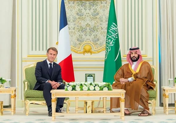 ولي العهد والرئيس الفرنسي يناقشان العلاقات والتطورات