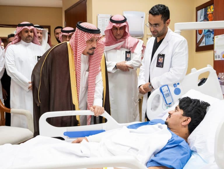 أمير الرياض يطمأن على المصابين من هجوم الحوثيين