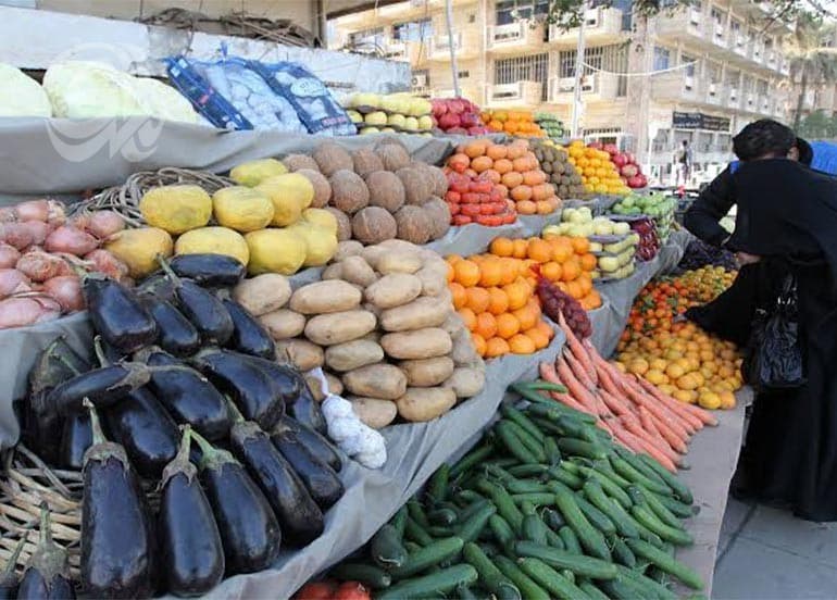 عرض الفواكه والخضروات تحت الشمس يهدد سلامتها