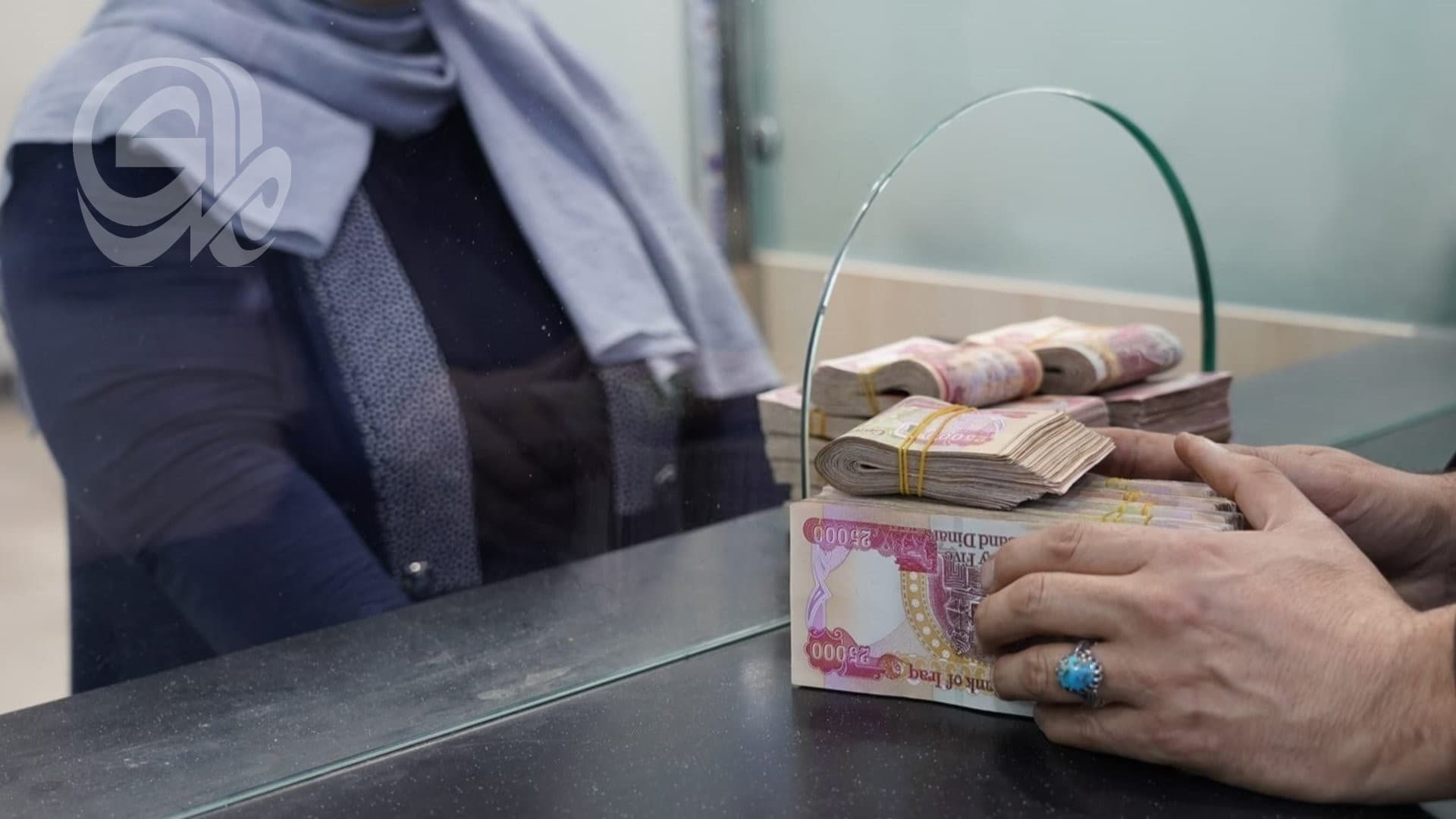 المستشار الحكومي يوضح قدرة الحكومة على تمويل الرواتب مؤقتا