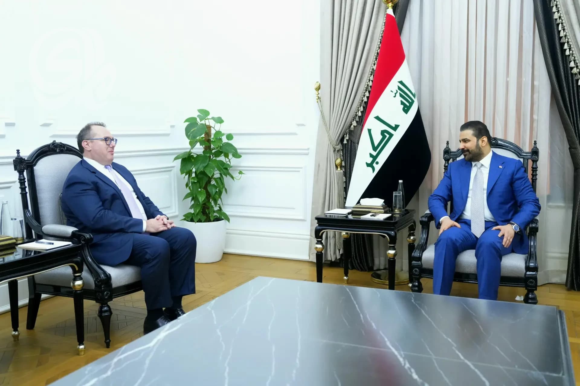 رئيس الوزراء يناقش تعزيز التعاون مع القائم بالأعمال الأمريكي