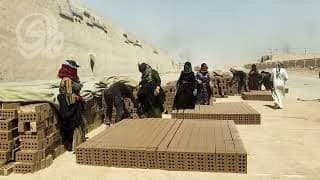 غياب إحصاءات يفاقم معاناة نساء معامل الطابوق