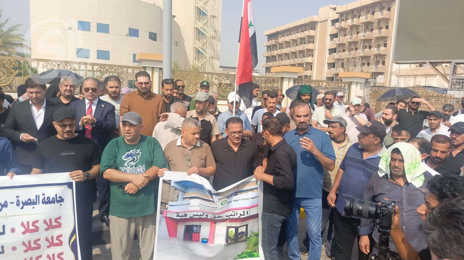 احتجاجات في جامعة البصرة على تأخر الرواتب