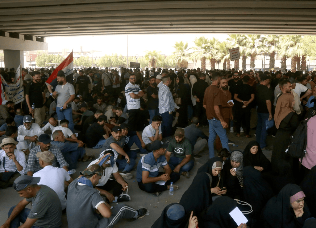 خريجون يتظاهرون أمام المالية للمطالبة بالدرجات