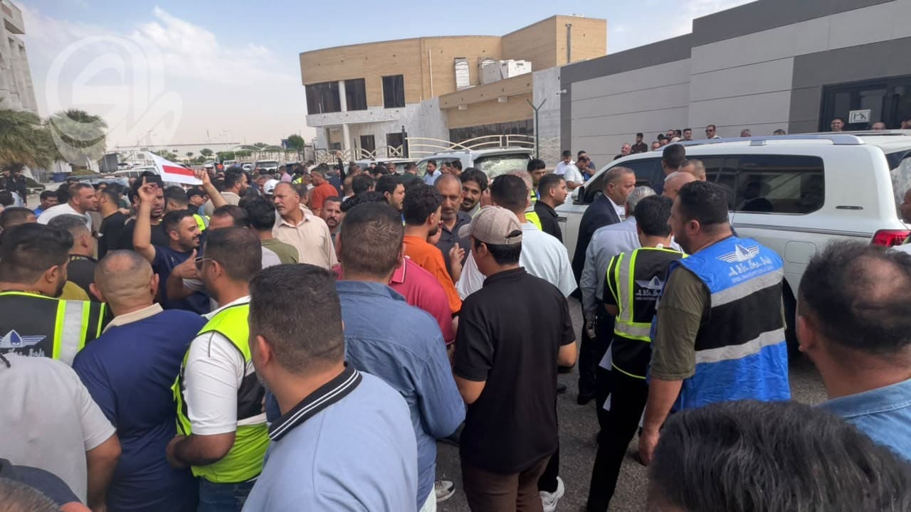 موظفو مطار النجف يعترضون على سلم الرواتب