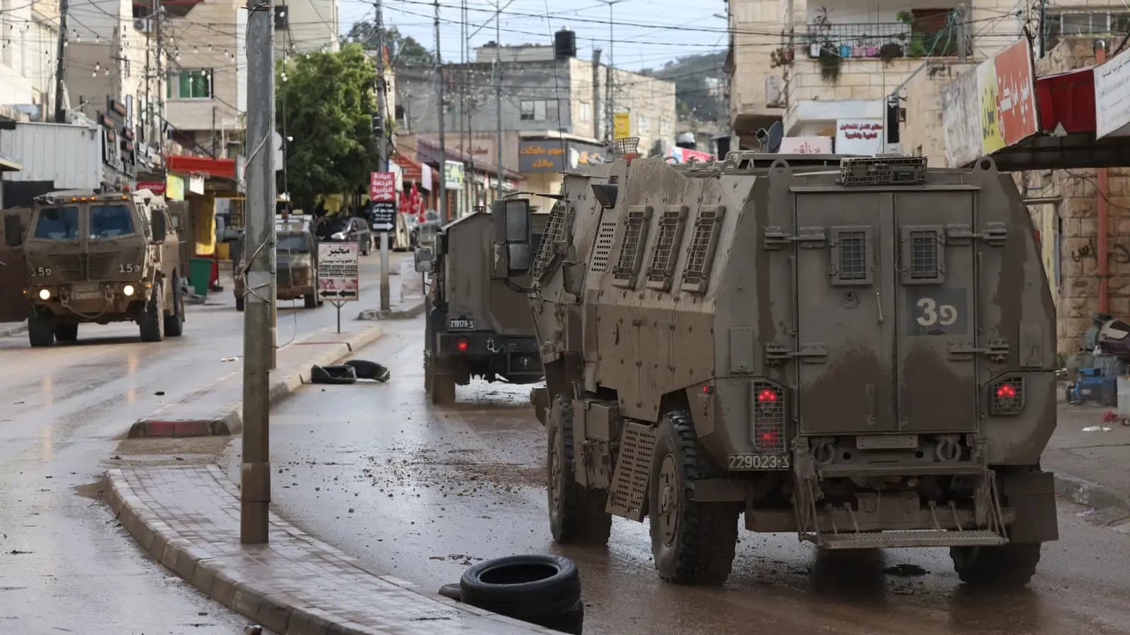 حريق في مسجد جنوبي الخليل واعتداءات بالضفة