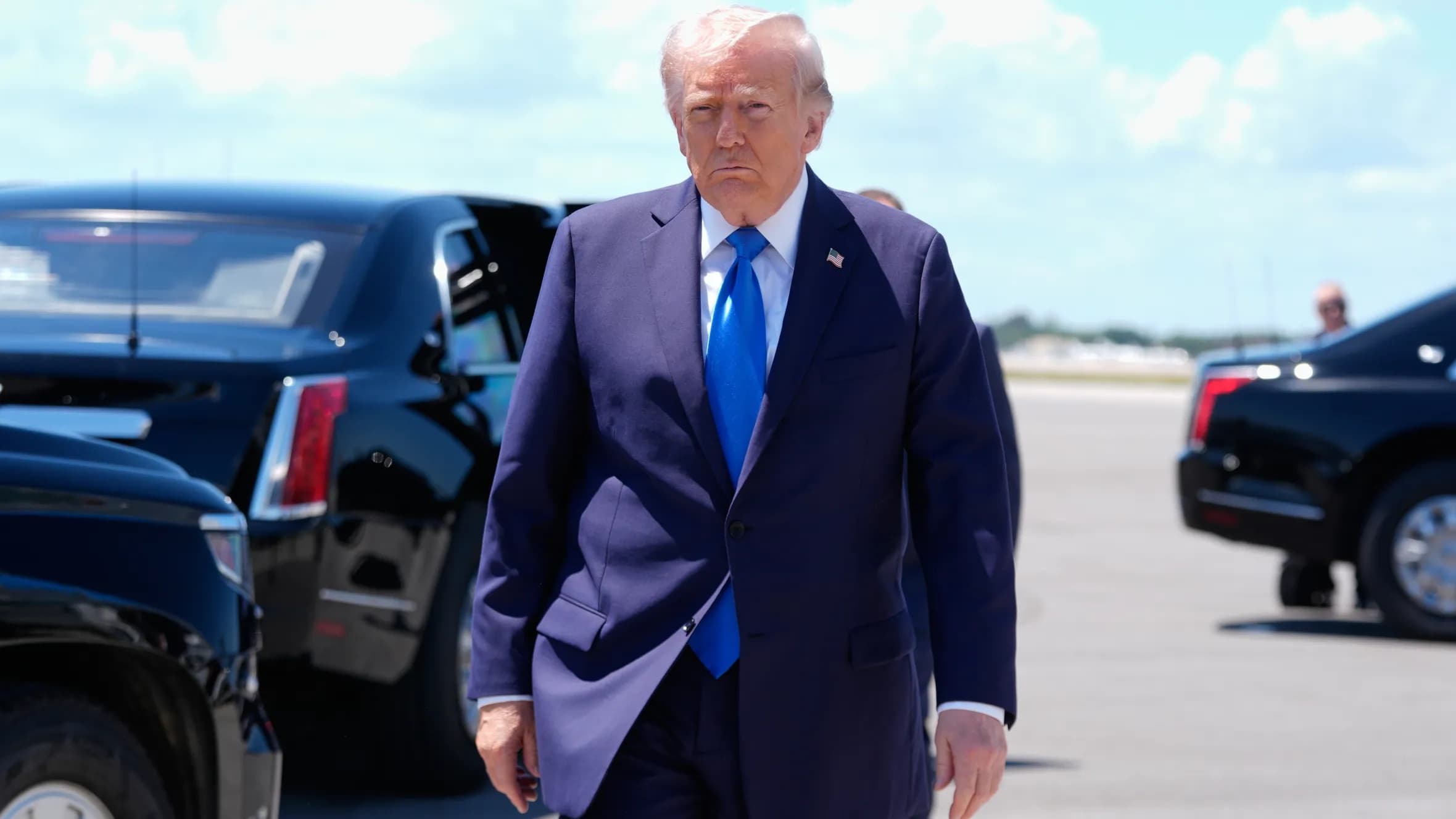 Trump's popularity drops as Democrats push on economy