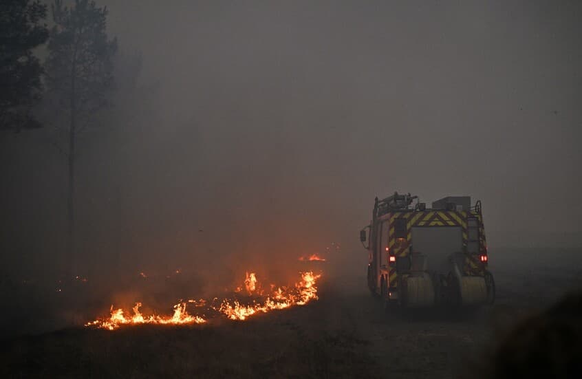 France wildfire hazards defense sites