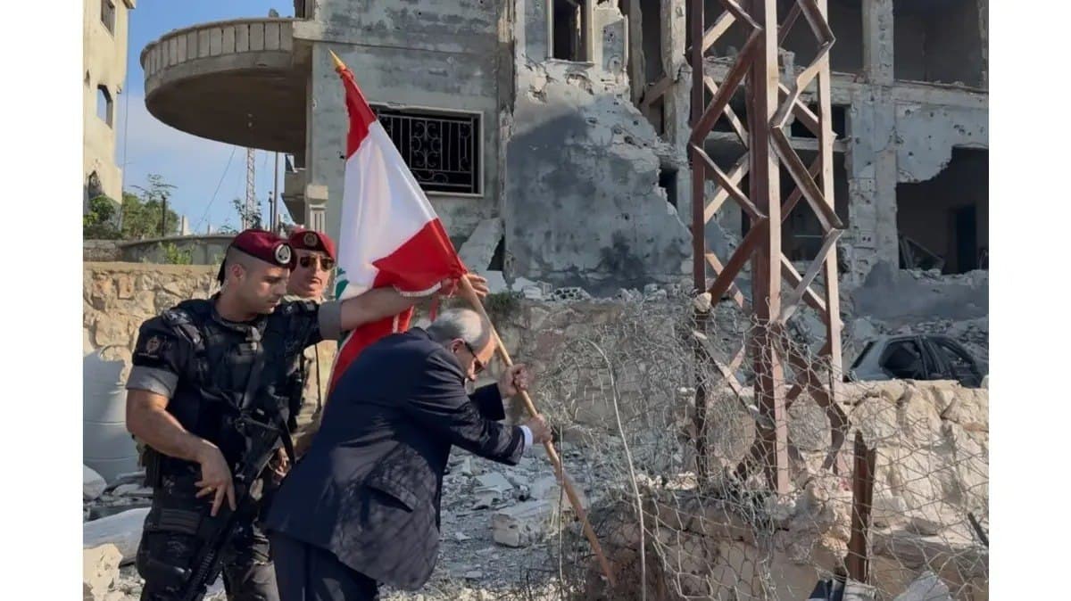 Prime Minister Nohad Machnouk hoists Lebanese flag in Zouitra