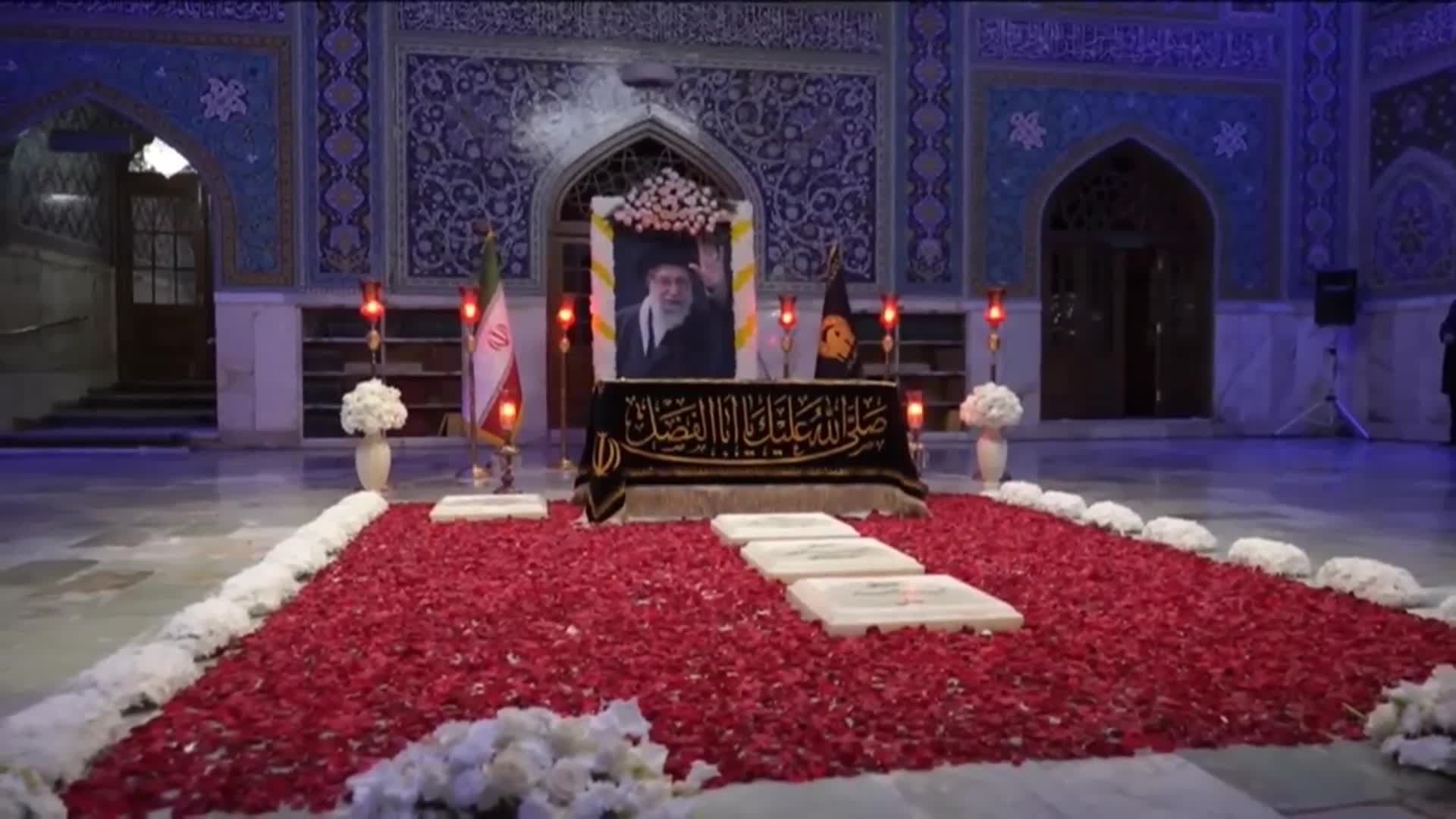 زوار عند ضريح السيد الخامنئي