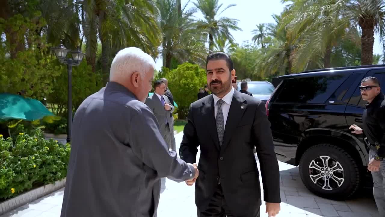 رئيس الوزراء العراقي يزور مقر الحشد ويدين الاعتداء السعودي الأمريكي