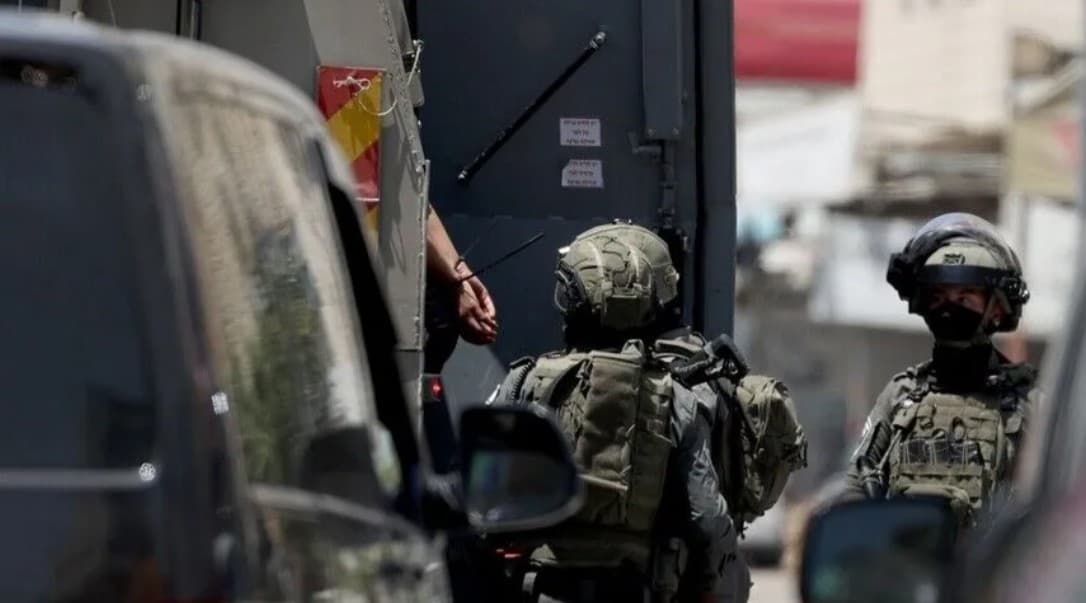 إصابة 6 فلسطينيين وحرق منازل جنوب الخليل