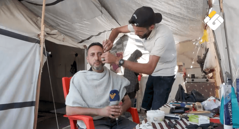Shadi Al-Barawa'i resumes barbering after war injuries