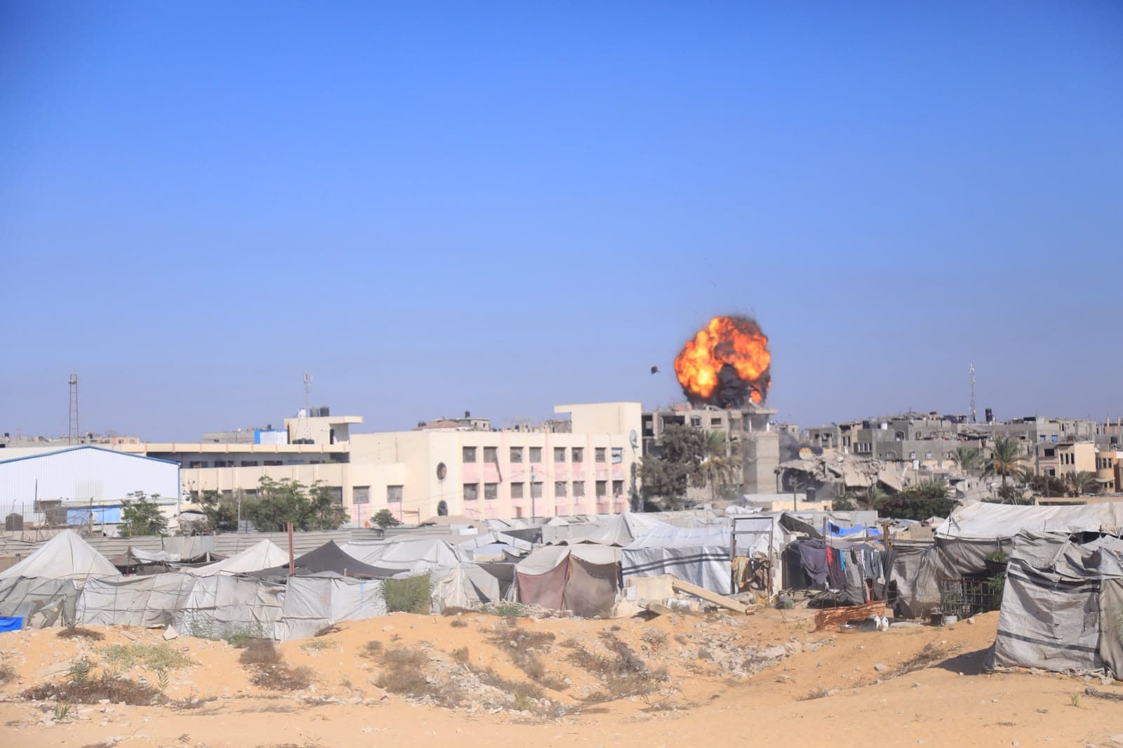 نيران الاحتلال تهاجم خيام النازحين بغزة