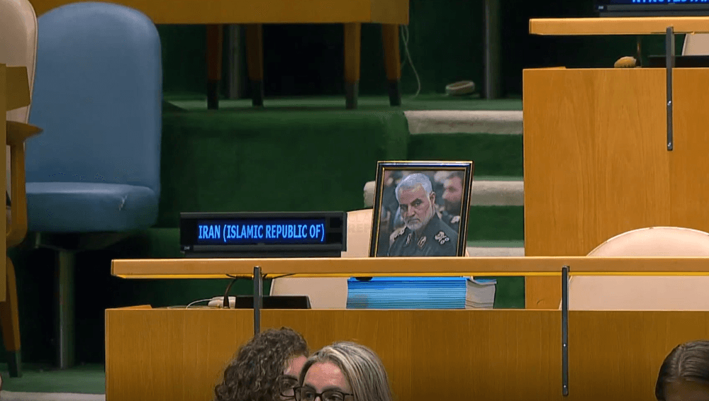 صورة الشهيد سليماني أثناء خطاب رئيس وزراء العدو