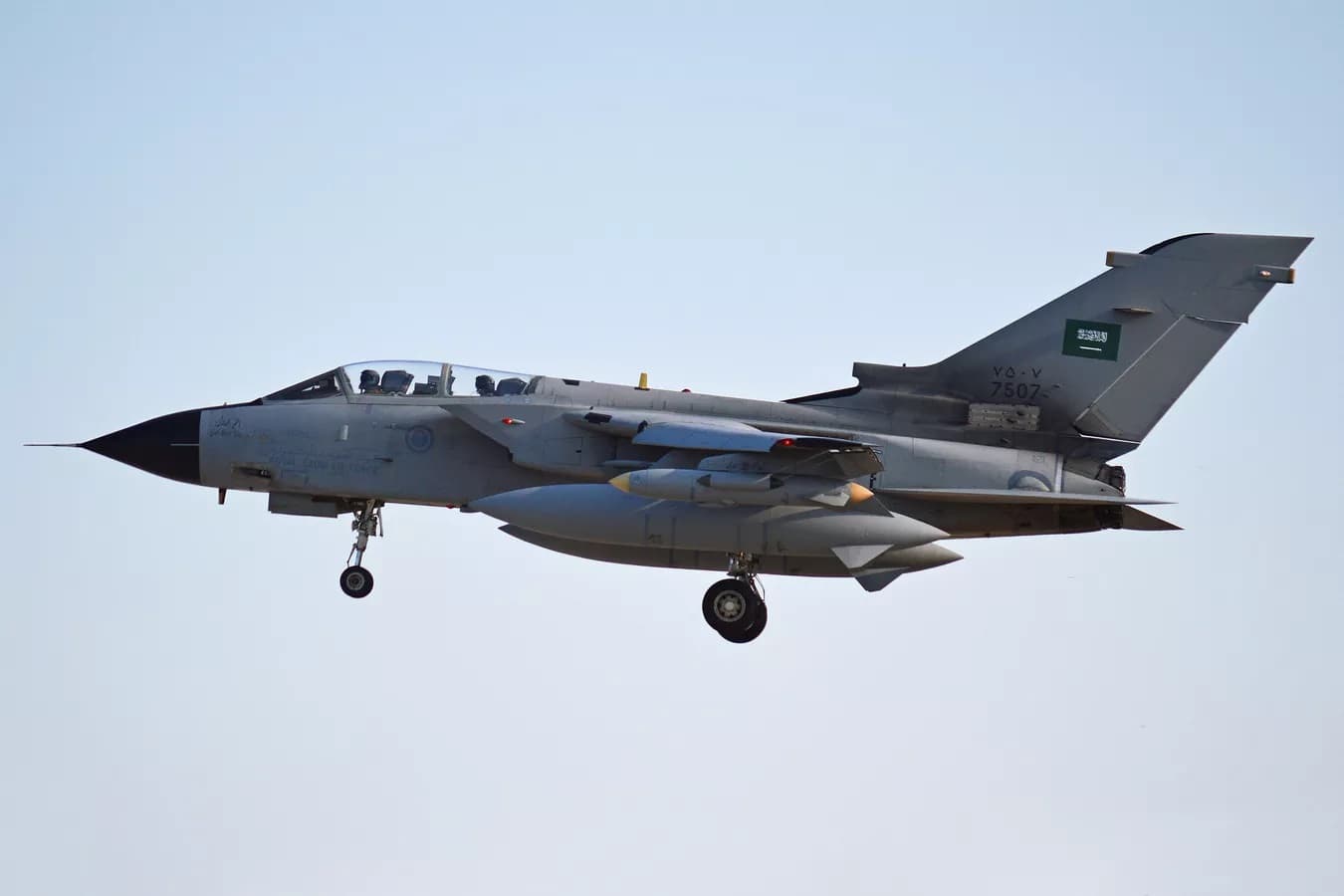 Saudi airstrikes hit Taiz and Hajja