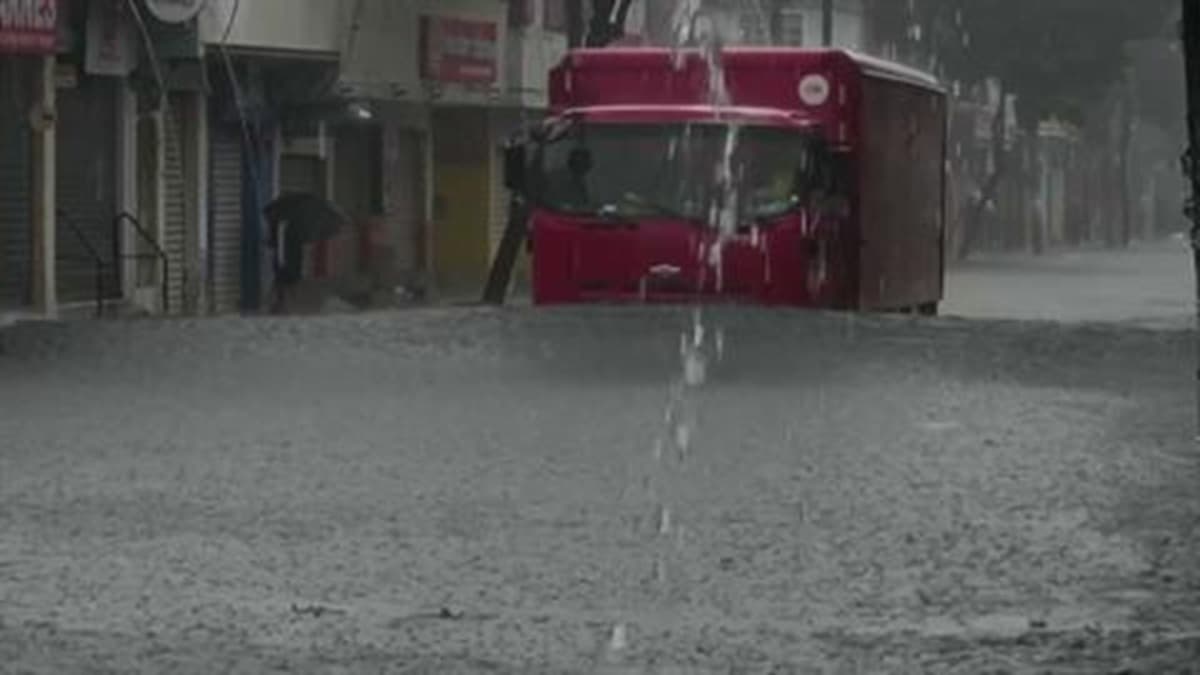 Guayaquil Floods Disrupt Commerce
