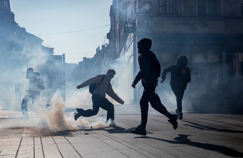 French student protests lead to 1,000 arrests