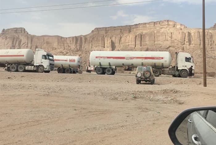قبائل شبوة تبدأ قطع الطرق احتجاجا على ضم إرهابيين في صفقة الأسرى