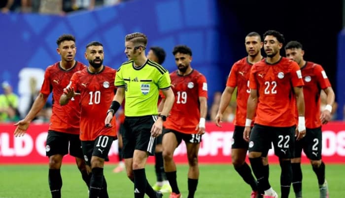 فيفا يقرر استبعاد حكم مباراة مصر والأرجنتين
