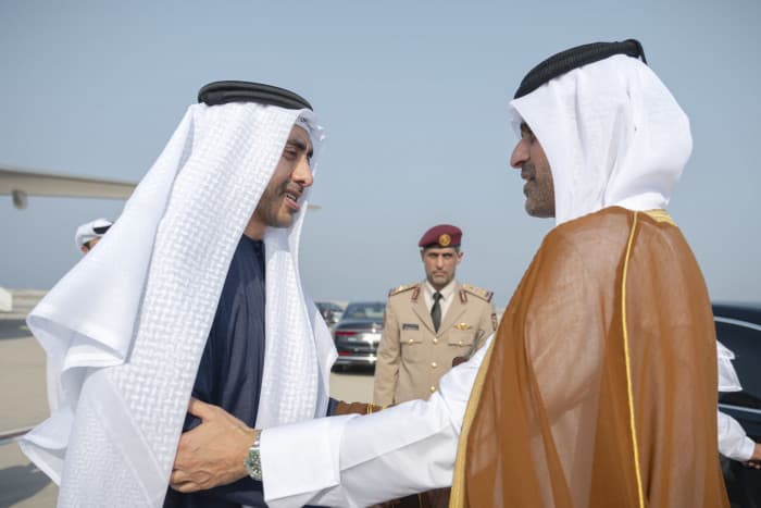 عبد الله بن زايد يقدم التعازي إلى أمير قطر في وفاة حمد بن خليفة آل ثاني