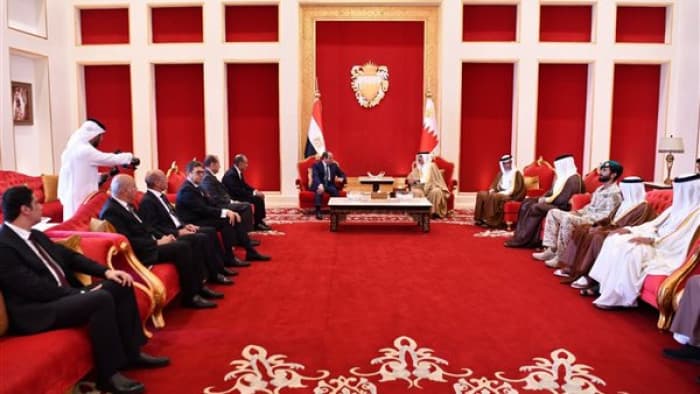 ملك البحرين والرئيس المصري يؤكدان ضرورة وقف الهجمات الإيرانية وتهديدات الملاحة