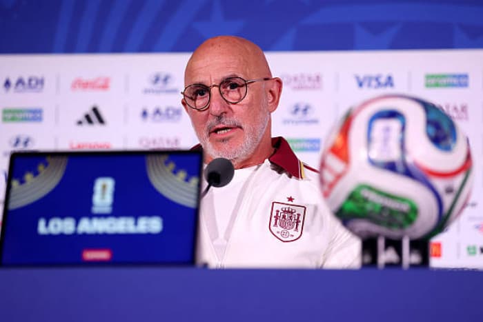 مدرب إسبانيا يعلن أن منتخب بلاده الأفضل في العالم
