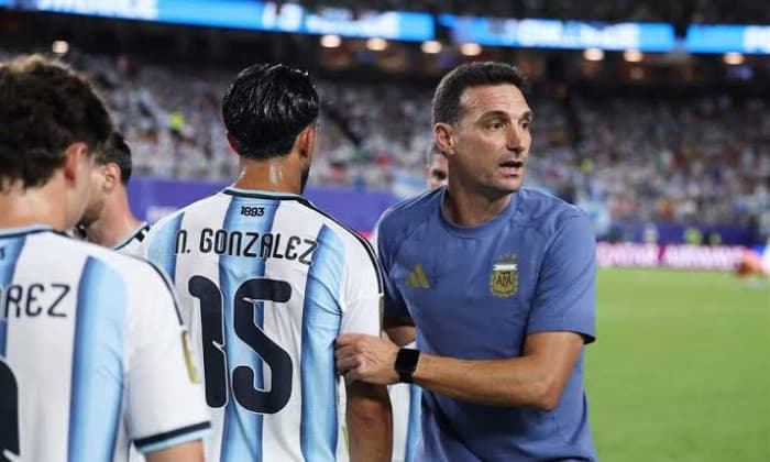 الأرجنتيني سكالوني يواجه مدربه دي لا فوينتي في نهائي كأس العالم