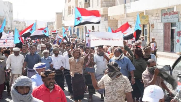 اصطفاف جماهيري جنوبي يدعم المجلس الانتقالي لمواجهة التسويات المشبوهة
