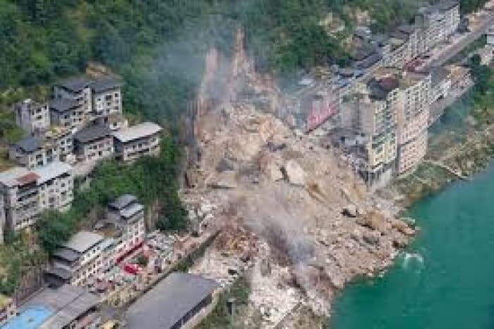 Mountain collapse in China kills 8 people