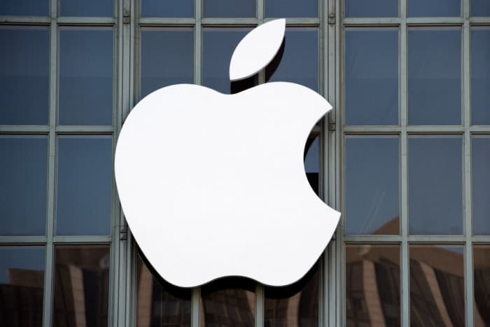 Apple reclaims top market value