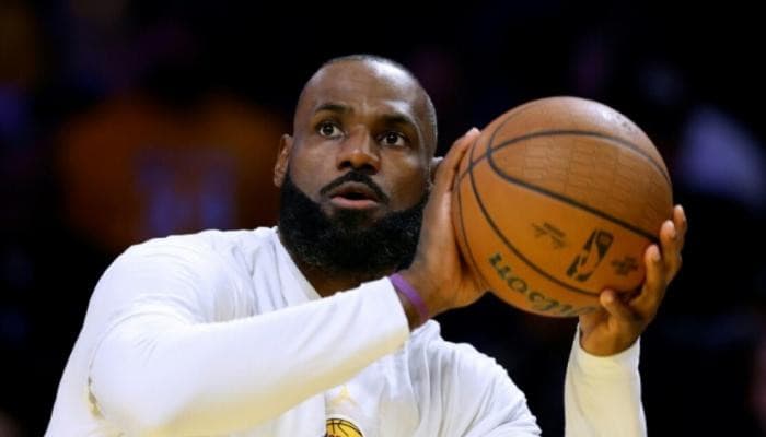 ليبرون جيمس يلعب مع فيلادلفيا في آخر موسمه