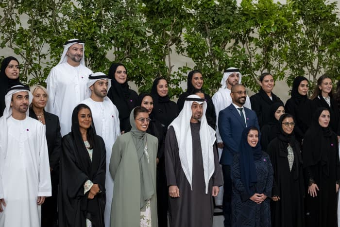 الرئيس الإماراتي يرحب بفريق احتفال الاتحاد