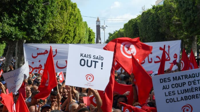 تظاهرات تطالب برحيل الرئيس التونسي