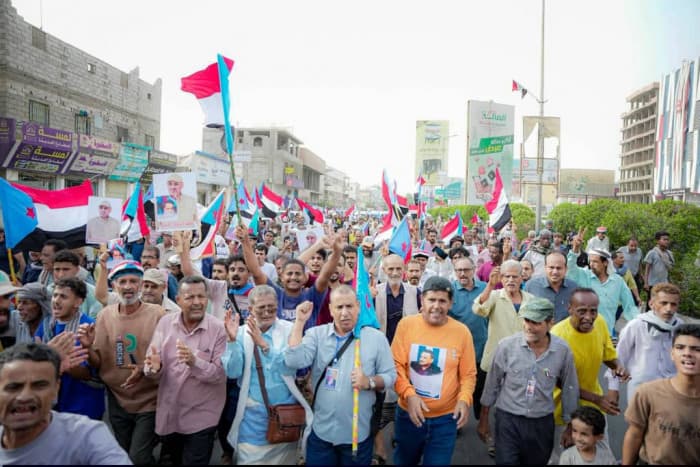 عدن تتظاهر احتجاجا على تدهور الخدمات