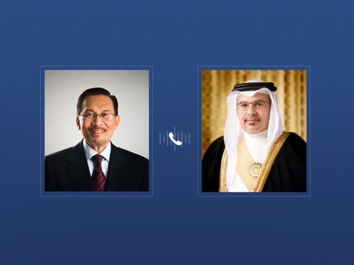 ولي العهد البحريني يناقش مع رئيس وزراء ماليزيا الأوضاع